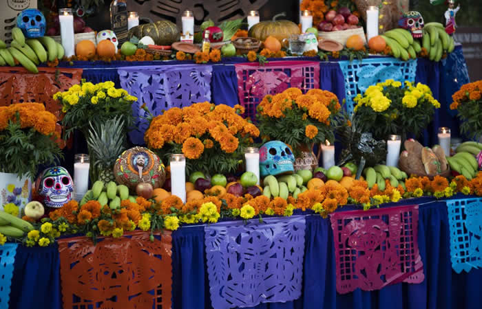 Capitalinos gastan hasta 2 mil pesos para armar ofrenda a sus muertitos